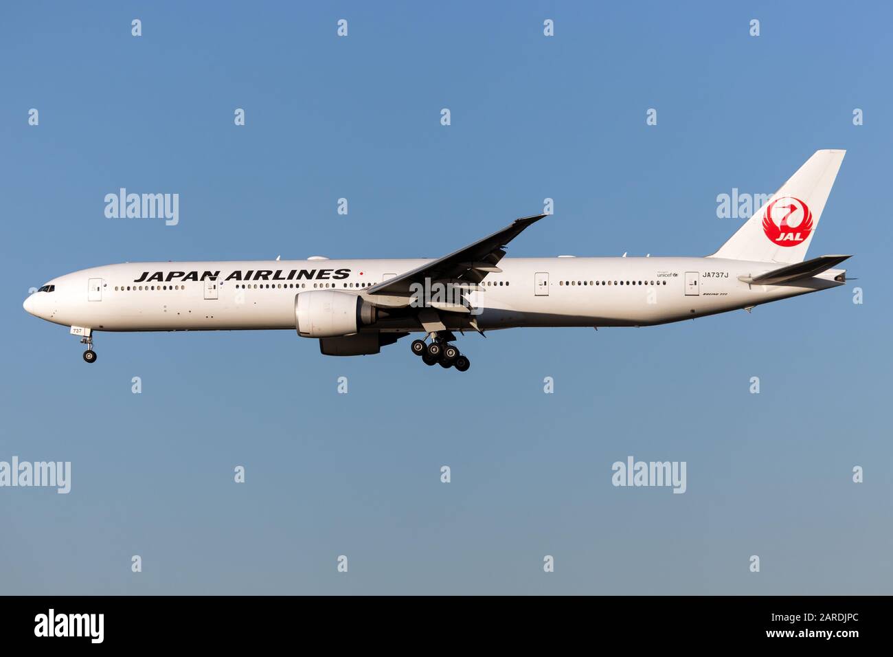 London, UK. 19th Jan, 2020. A Japan Airlines (JAL) Boeing 777-300ER lands at London Heathrow airport. Credit: Fabrizio Gandolfo/SOPA Images/ZUMA Wire/Alamy Live News Stock Photo