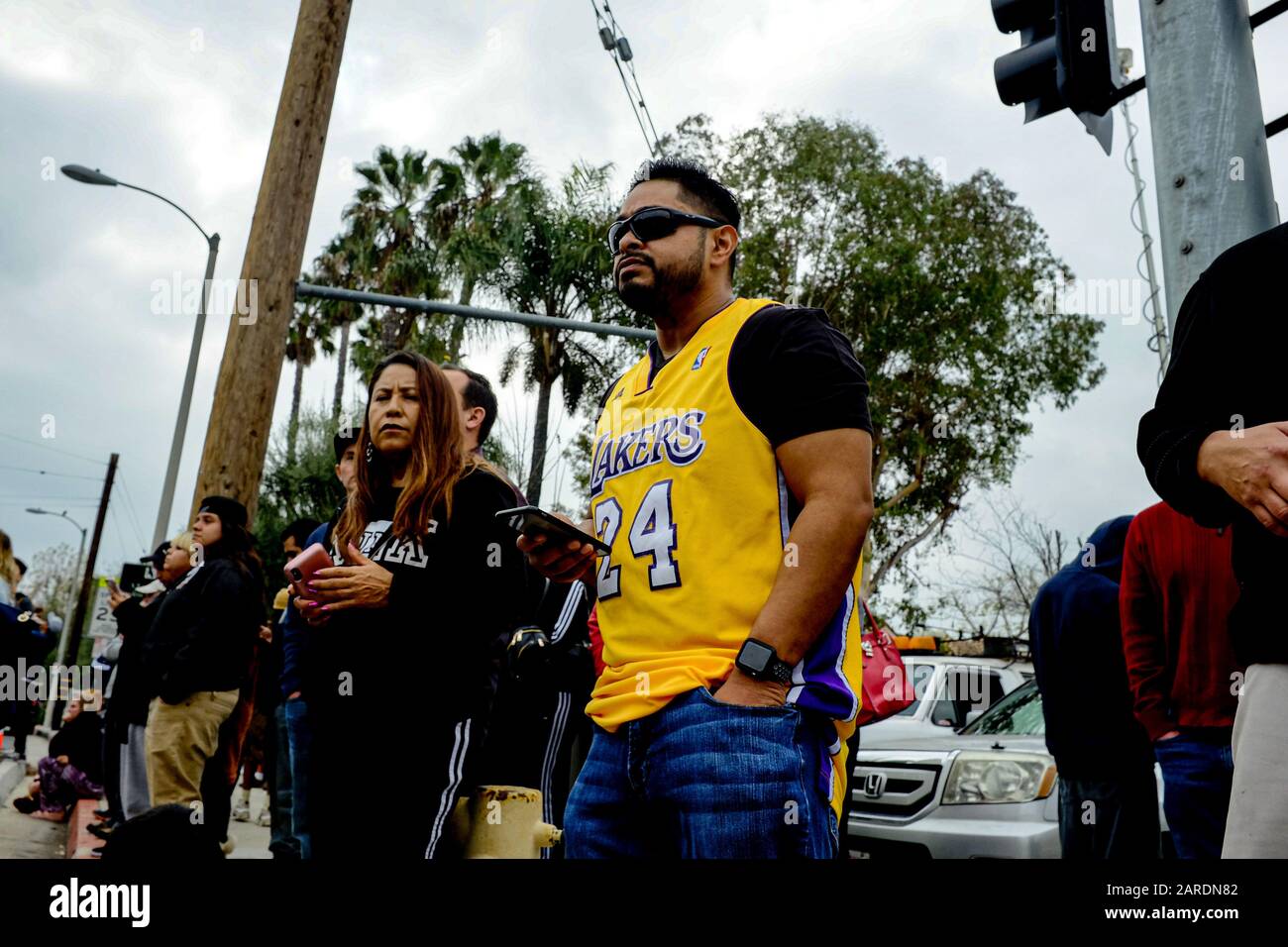 Calabasas, California, USA. 26th Jan, 2020. Laker fans gather near the helicopter crash site that killed nine people including retired basketball star Kobe Bryant and one of his daughters. Credit: Jason Ryan/ZUMA Wire/Alamy Live News Stock Photo