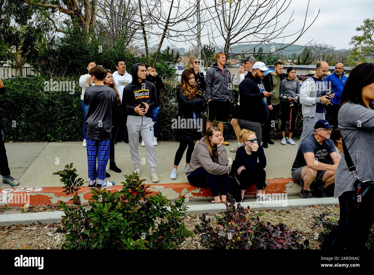 Calabasas, California, USA. 26th Jan, 2020. Laker fans gather near the helicopter crash site that killed nine people including retired basketball star Kobe Bryant and one of his daughters. Credit: Jason Ryan/ZUMA Wire/Alamy Live News Stock Photo