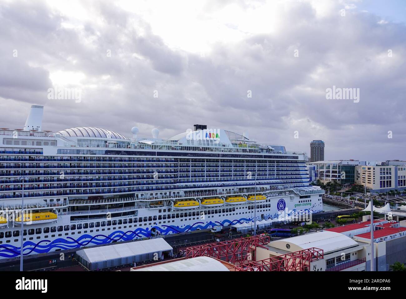 Las palmas gran canaria cruise ship hi-res stock photography and images -  Page 2 - Alamy