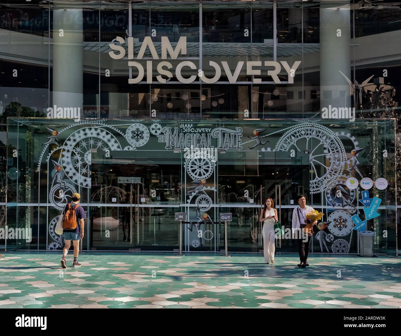 Bangkok, Thailand ; January the 7th, 2020 : main entrance of Siam Discovery with people going in and out of the shopping mall. Stock Photo