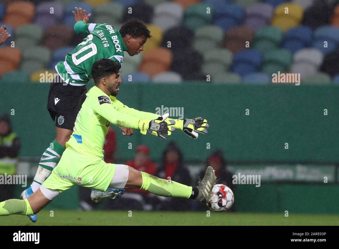 Lisbon. 27th Jan, 2020. Gonzalo Plata (L) of Sporting CP vies with Amir Abedzadeh of CS Maritimo during the Portuguese League football match between Sporting CP and CS Maritimo at Jose Alvalade stadium in Lisbon, Portugal on Jan. 27, 2020. Credit: Pedro Fiuza/Xinhua/Alamy Live News Stock Photo