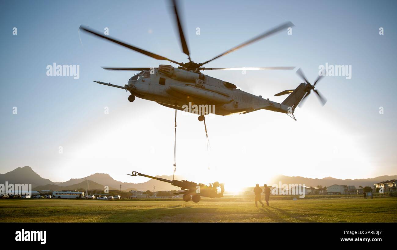 U.S. Marines Corps CH-53E Super Stallion helicopter with Marine Heavy Helicopter Squadron 463 lifts an M777 Howitzer during a hoist lift exercise hosted by Combat Logistics Battalion 3 at Marine Corps Base Hawaii, Jan. 22, 2020. CLB-3 works alongside 1st Battalion, 12th Marines and HMH-463 to gain experience with hoist lift operations. (U.S. Marine Corps photo by Cpl. Eric Tso) Stock Photo