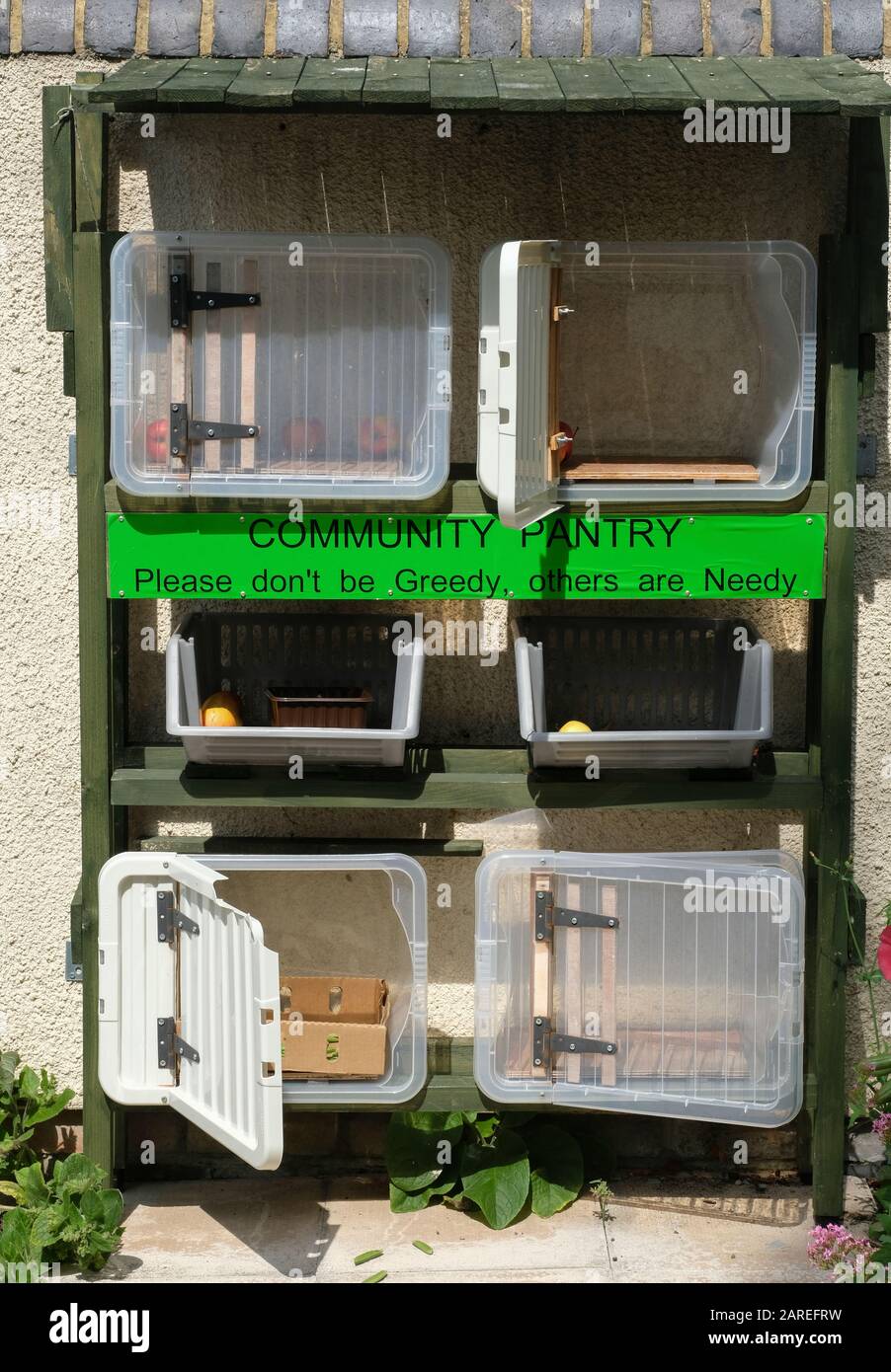 Community food bank boxes hi-res stock photography and images - Alamy