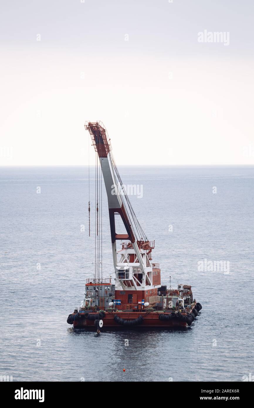 Heavy lift crane barge hi-res stock photography and images - Alamy