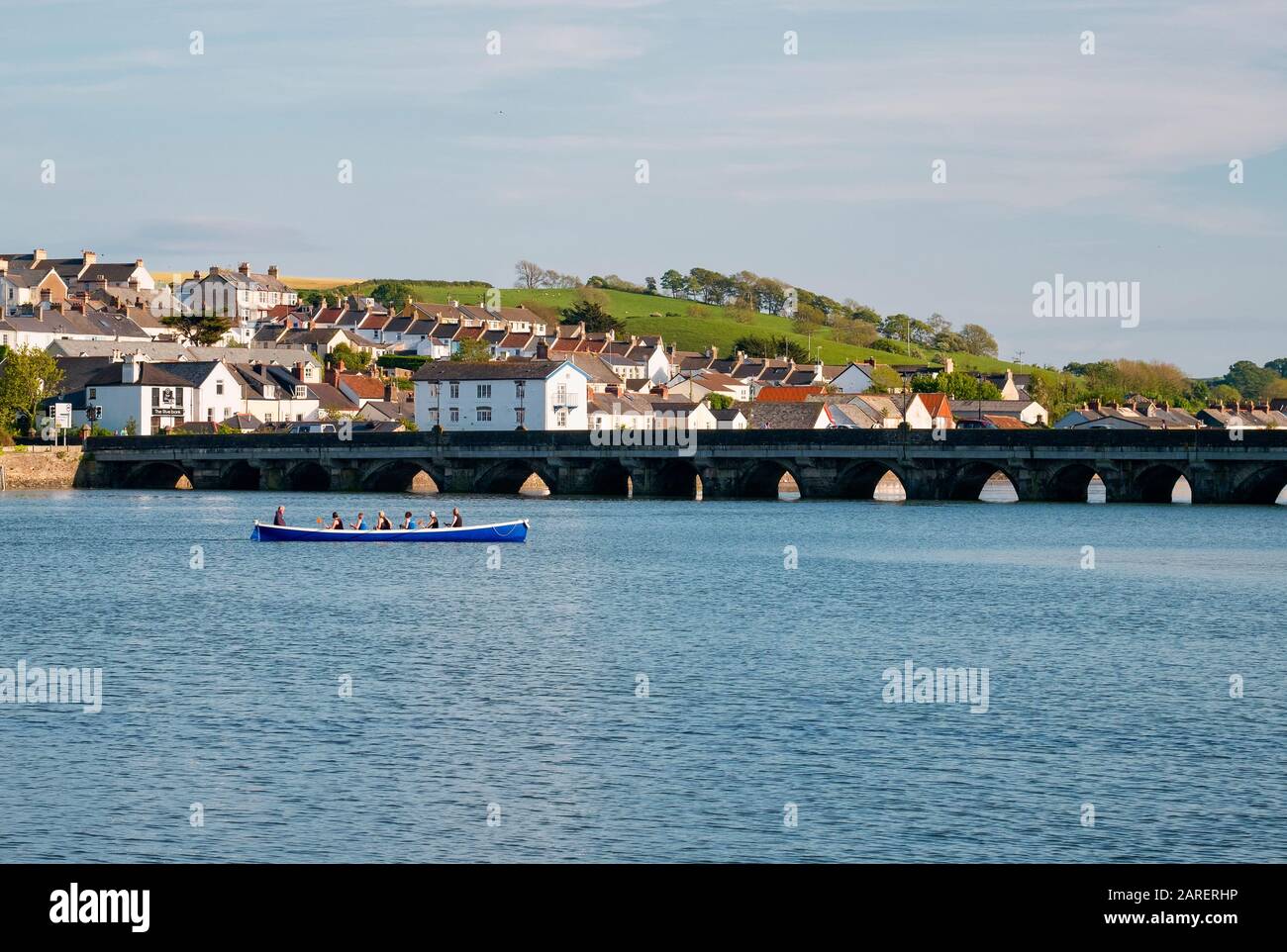A rowing boat on the banks of the river Torridge on Bideford quay, with the old  bridge in the background, South West, North Devon, Uk Stock Photo