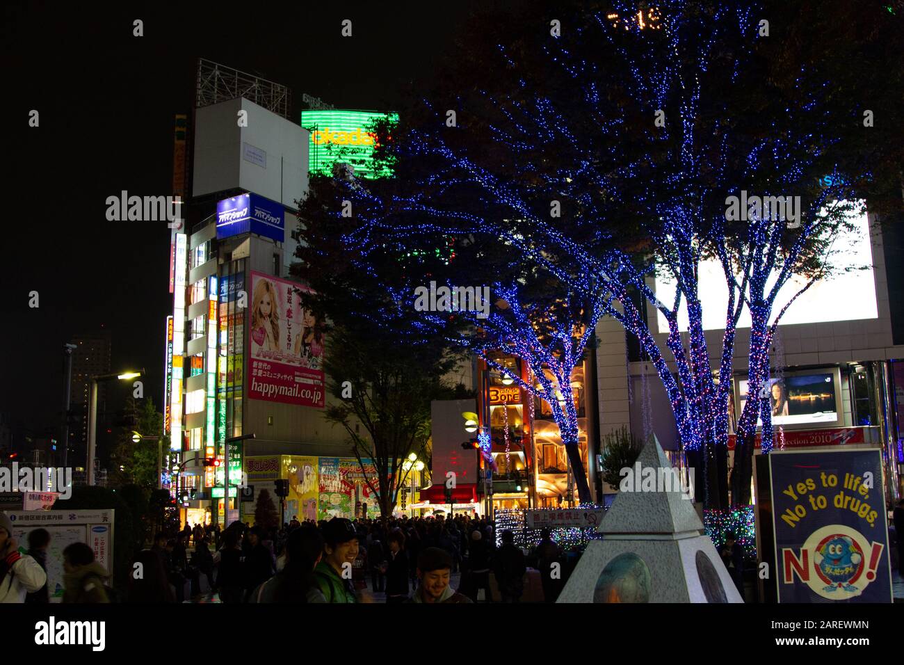 https://c8.alamy.com/comp/2AREWMN/trees-are-decorated-with-lamps-in-tokyo-metropolis-japan-2AREWMN.jpg