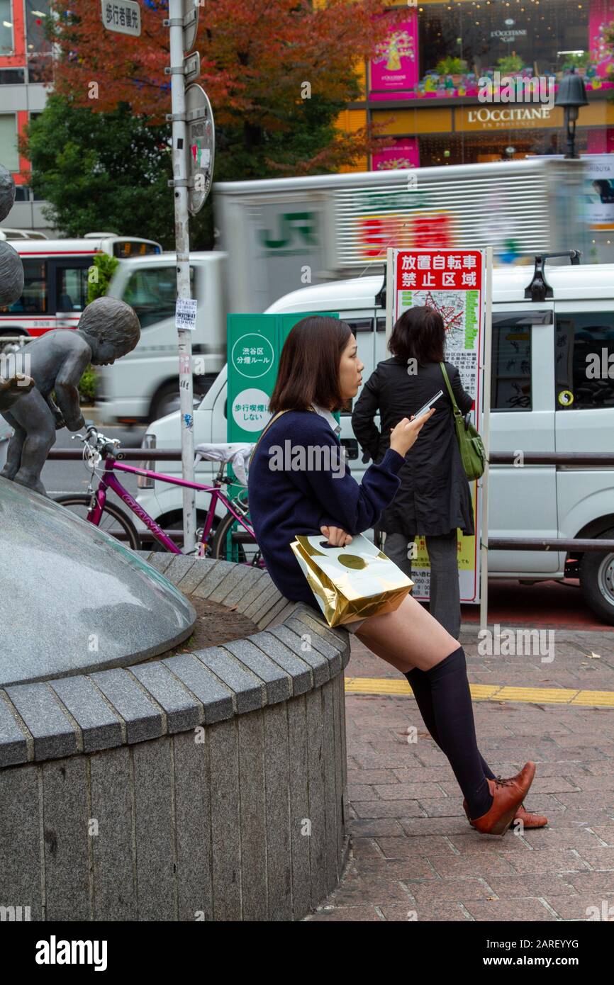 Girl In Crowded Street High Resolution Stock Photography And Images Alamy Girl In Crowded Street High Resolution Stock Photography And Images Alamy