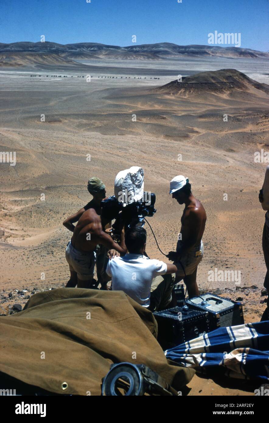 Director DAVID LEAN (in white T shirt) and Camera Crew on set location candid filming LAWRENCE OF ARABIA 1962 screenplay ROBERT BOLT and  MICHAEL WILSON director of photography FREDDIE YOUNG producer SAM SPIEGEL Horizon Pictures / Columbia Pictures Corporation Stock Photo