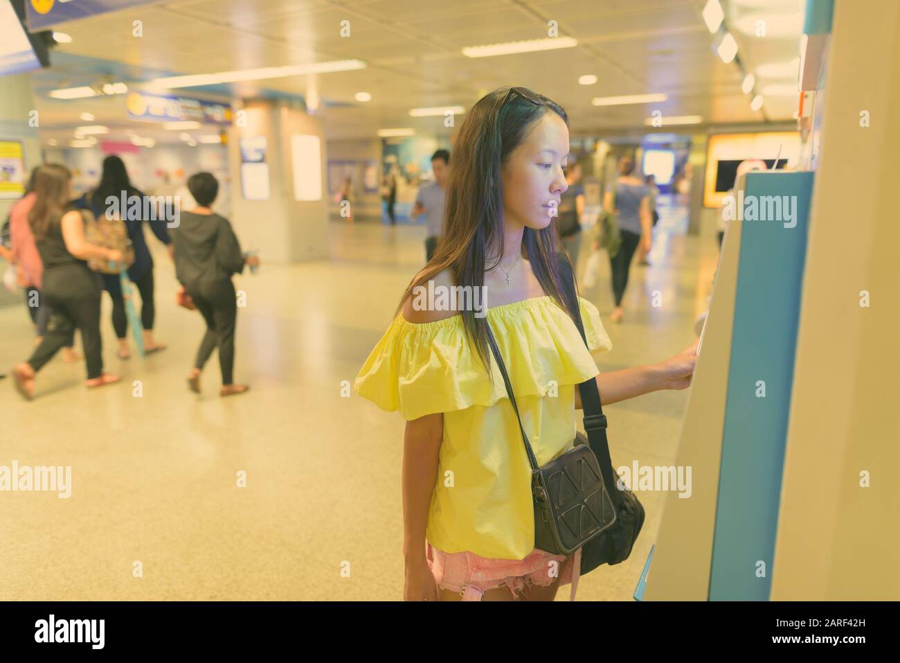 Young beautiful tourist woman exploring the city Stock Photo - Alamy