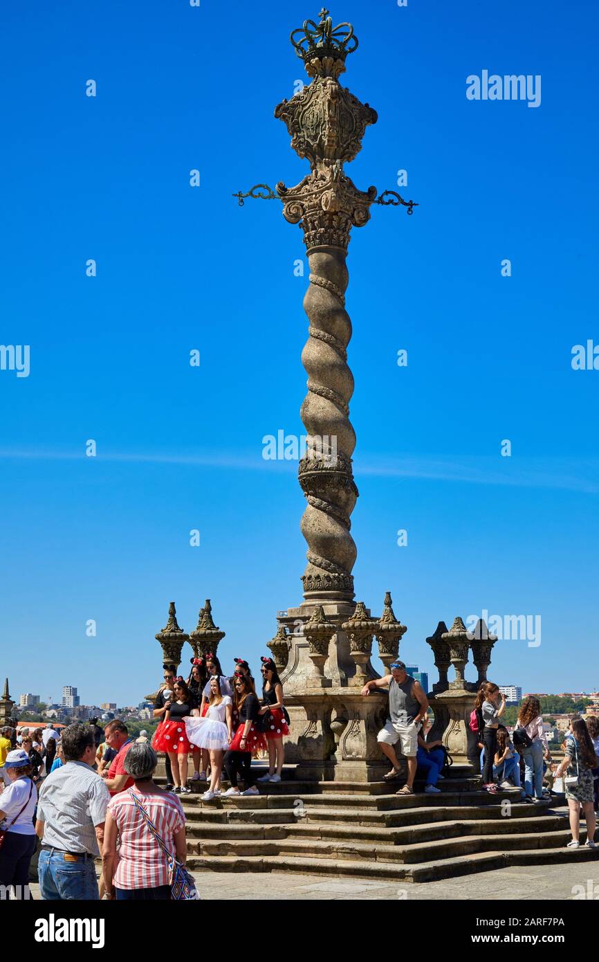 Porto, Portugal - 27 september, 2018: Group of tourists looks at map on  stairs of Pillory of Porto against Se cathedral, Portugal Stock Photo -  Alamy