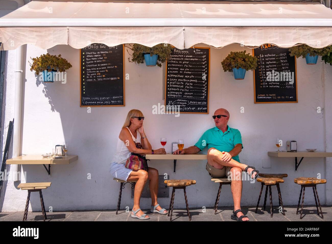 Spain, Andalusia, Malaga, tourists having a drink at Bar El Niño, at the white ''pueblo'' of Mijas. Stock Photo