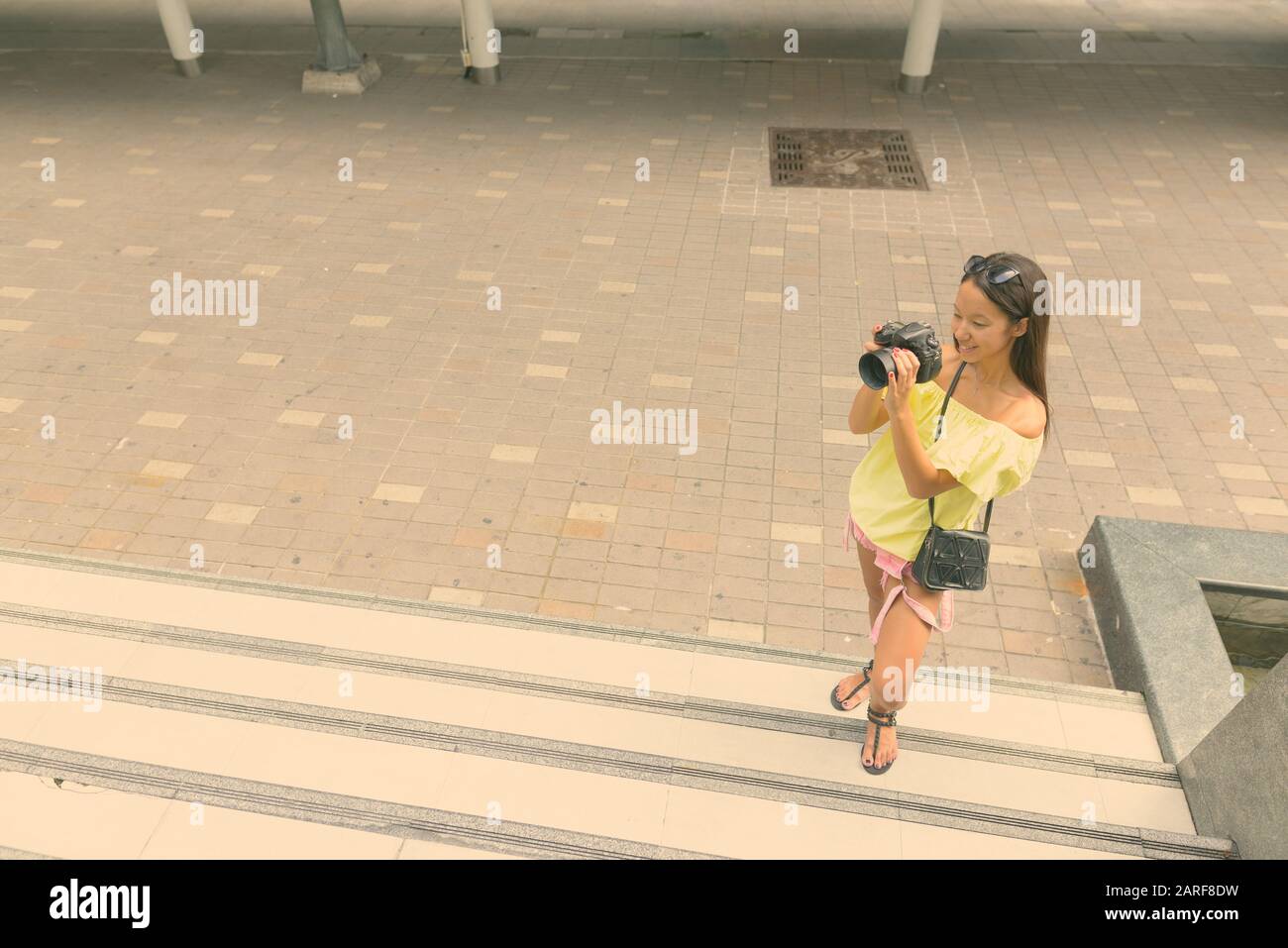 Young beautiful tourist woman exploring the city Stock Photo - Alamy
