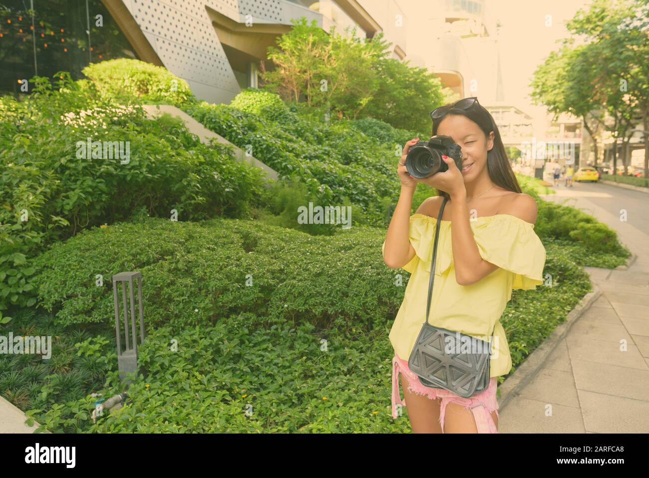 Young beautiful tourist woman exploring the city Stock Photo - Alamy