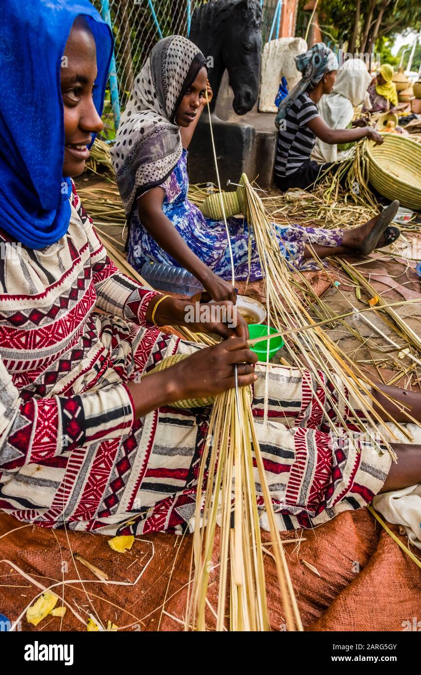 Women weaving mesob baskets,. Bahir Dar, Ethiopia. Stock Photo