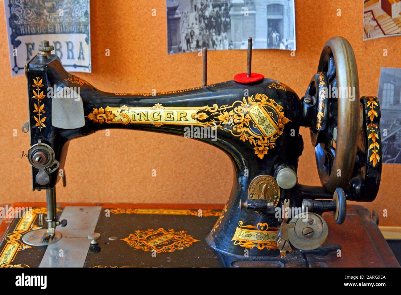 Old singer sewing machine hires stock photography and images Alamy