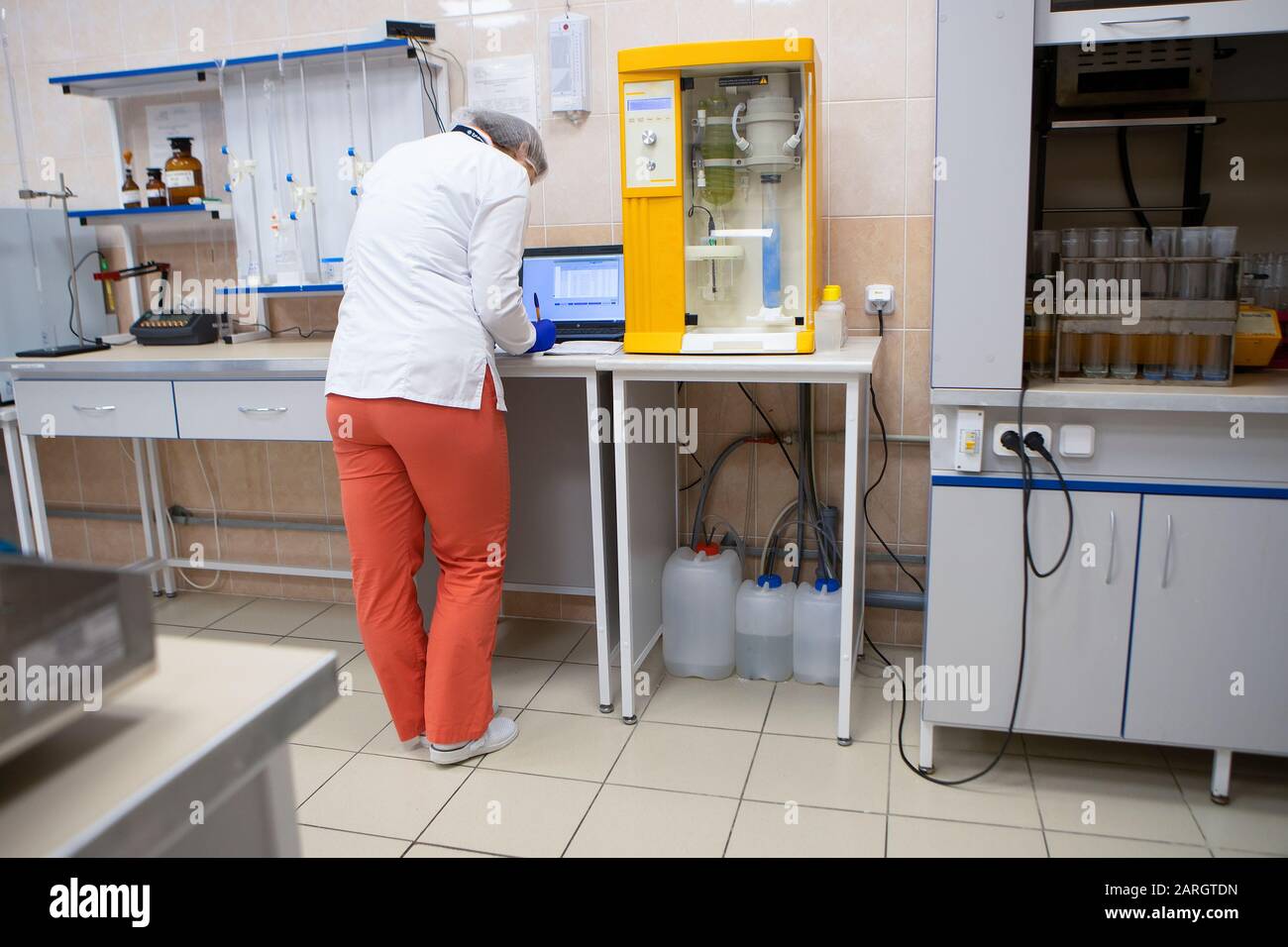 chemical laboratory analysis of the substance Stock Photo Alamy