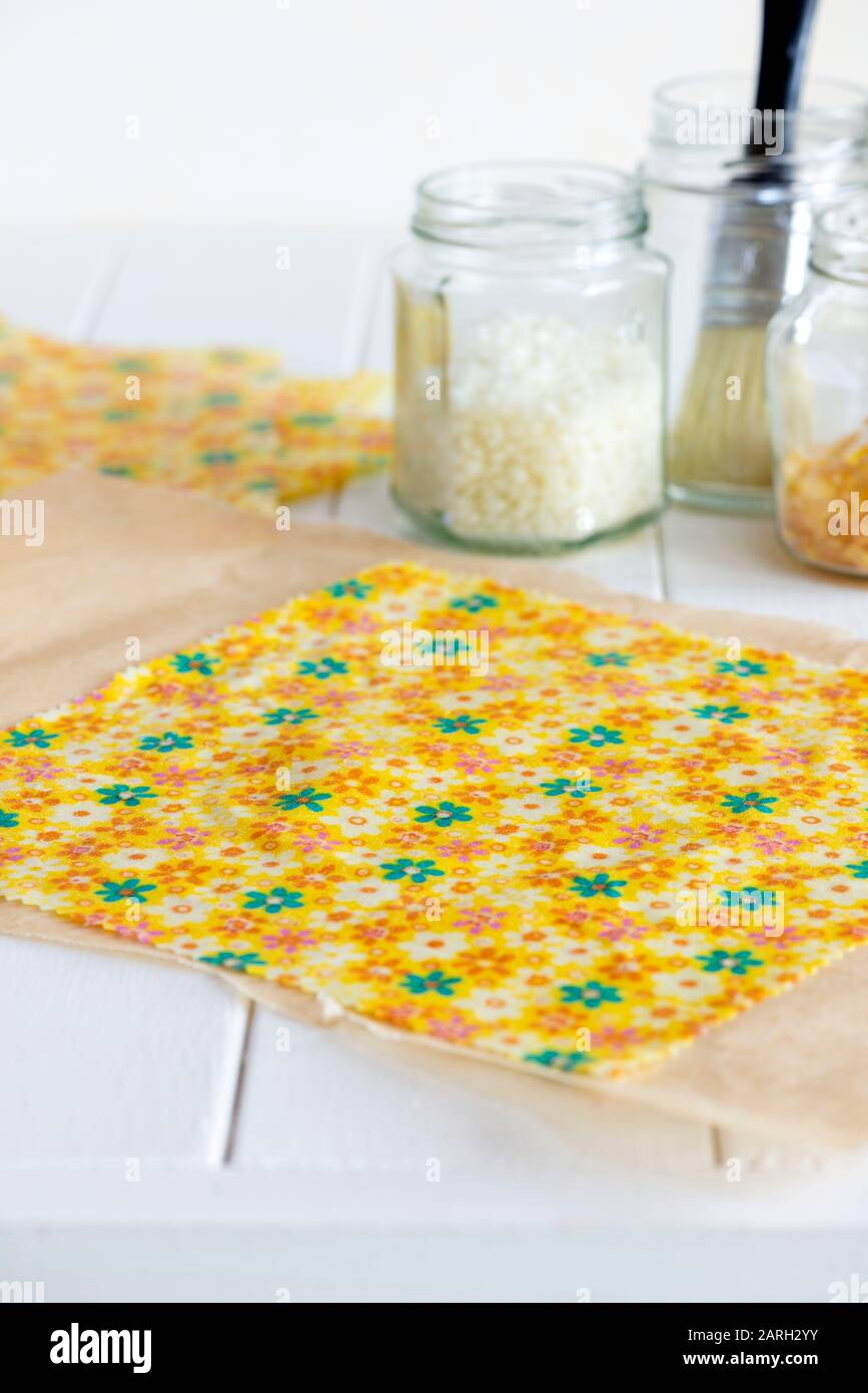 Making beeswax food wraps, a sustainable alternaitve to plastic food