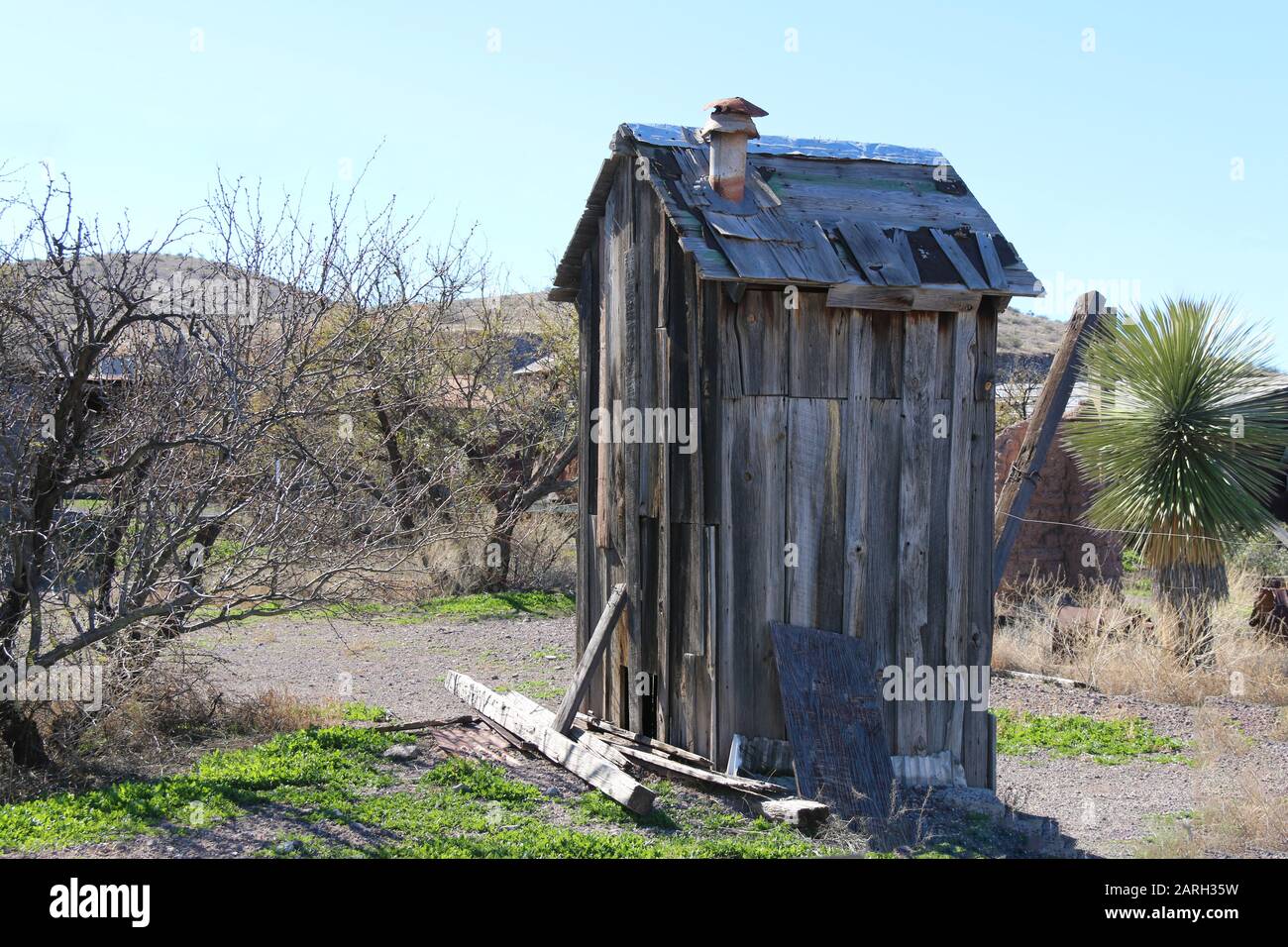 an old abandoned outhouse farm shed shack Stock Photo - Alamy, image size:1300x956
