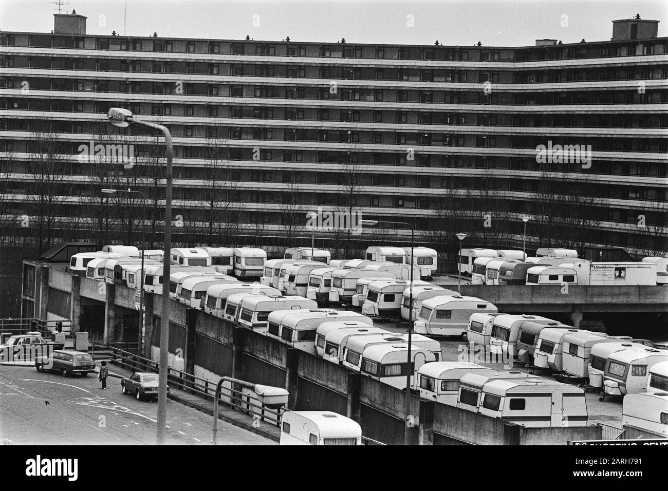 Winter storage for caravans on the roof of a parking garage in Gooioord in Bijlmermeer Date: 27 february 1980 Location: Amsterdam, Noord-Holland Keywords: CARANS, stables Stock Photo