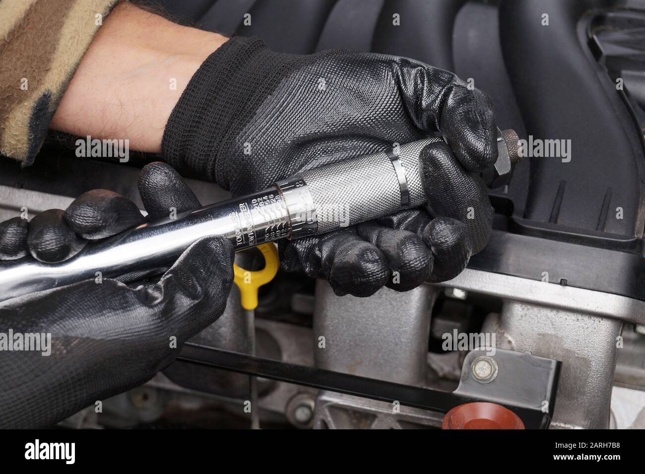 Setting the appropriate tightening force on the torque wrench. Car