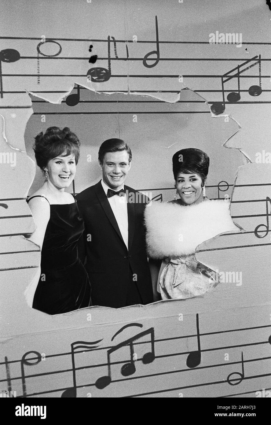 Vara television brings music program by Cole Porter. As soloists perform Jenny Veeninga, Rob de Nijs, and Milly Scot Date: September 20, 1963 Keywords: MUSIC PROGRAMMAS, soloists Institution name: VARA Stock Photo