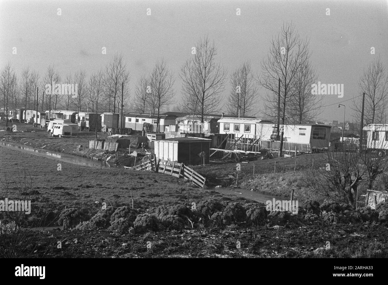 Dapper Geniet Tanzania Woonwagenkamp aan Osdorpersweg, Amsterdam Date: February 5, 1972 Location:  Amsterdam, Noord-Holland Keywords: caravans Stock Photo - Alamy