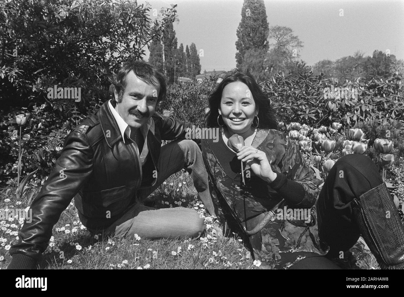 Yvonne Elliman (singer) and producer Robert Stigwood Date: May 18, 1977 Keywords: producers, singers Personal name: Elliman, Yvonne, Stigwood, Robert Stock Photo