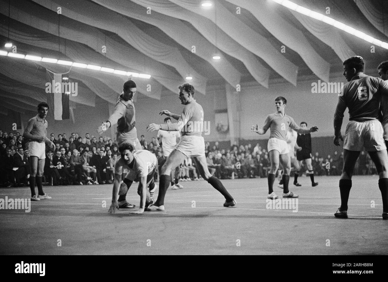 Zaalhandbal Netherlands against France in The Hague, Fran attack by R. Lambert entirely left the Hollander Jaap Bax Date: 7 February 1965 Location: The Hague, France, Netherlands Keywords: Handball Personal name: R. Lambert Stock Photo