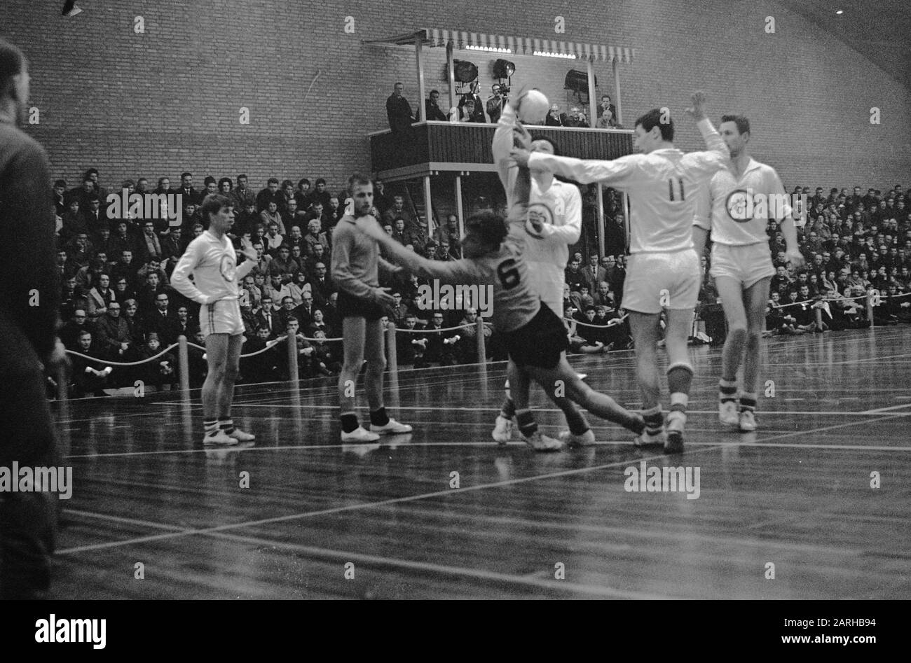 Handball Niloc against Operation 55 7-12, Niloc attack French van de Heyden is going to shoot Date: March 21, 1965 Keywords: Hall handball, attacks Institution name: Niloc, Operation 55 Stock Photo