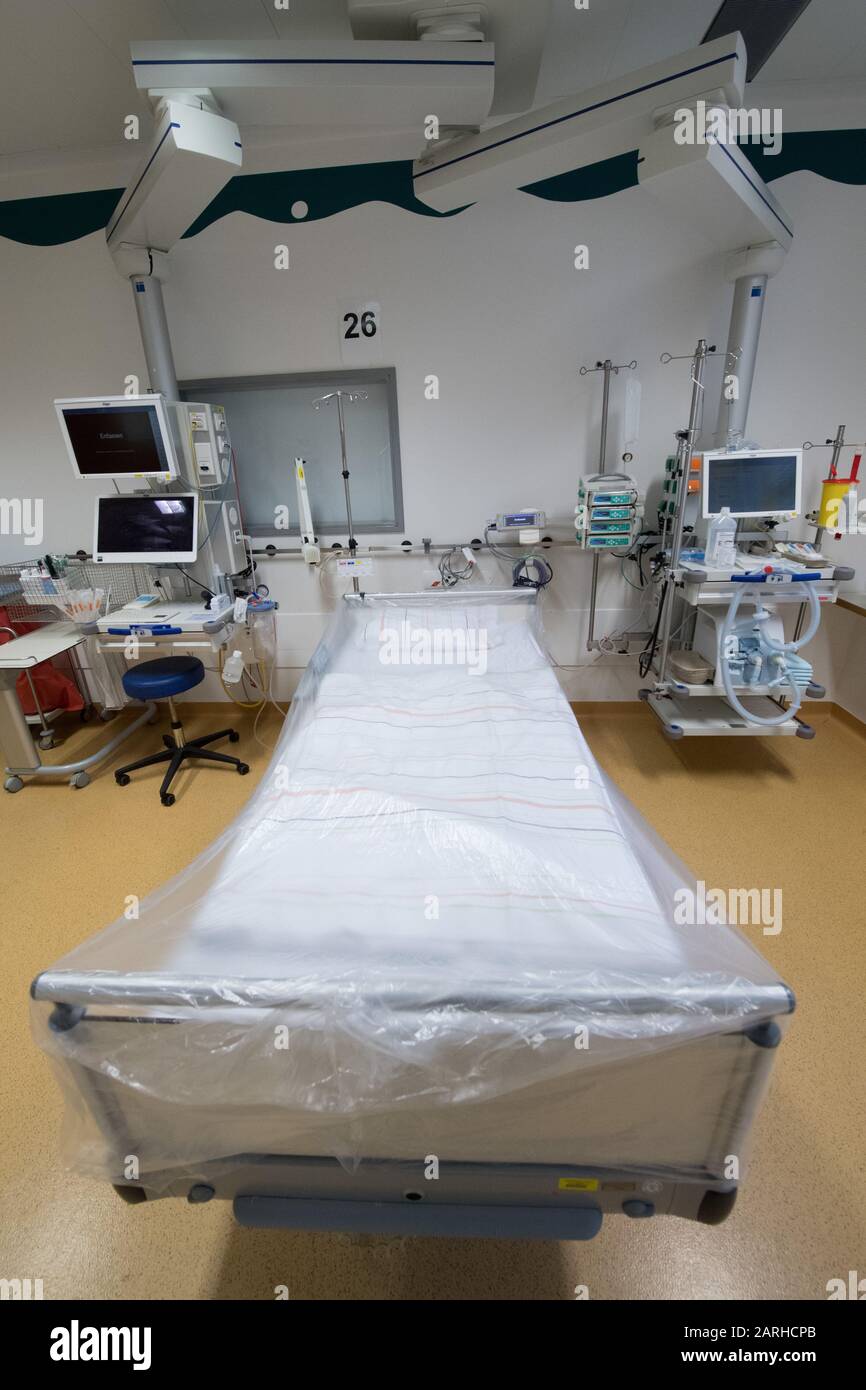 Stralsund, Germany. 28th Jan, 2020. View into an isolation room on an intensive care unit at the Unimedizin Greifswald. Unimedizin Greifswald considers itself well prepared for cases of illness caused by the coronavirus. Credit: Stefan Sauer/dpa-Zentralbild/dpa/Alamy Live News Stock Photo