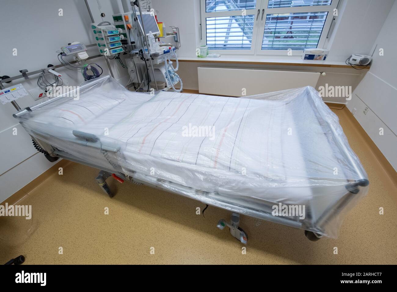 Stralsund, Germany. 28th Jan, 2020. View into an isolation room on an intensive care unit at the Unimedizin Greifswald. Unimedizin Greifswald considers itself well prepared for cases of illness caused by the coronavirus. Credit: Stefan Sauer/dpa-Zentralbild/dpa/Alamy Live News Stock Photo