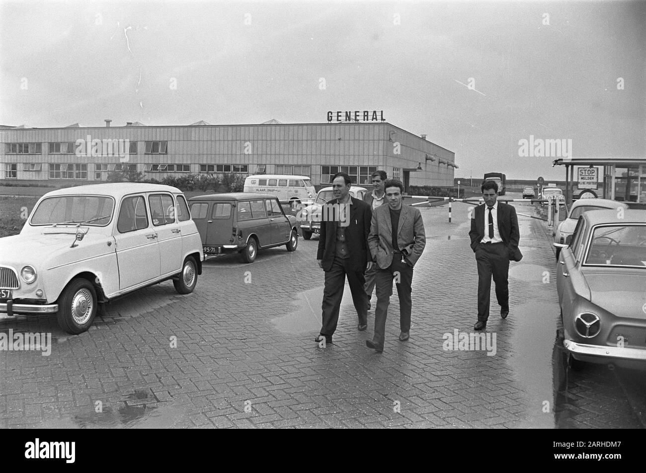 Six hundred men fired at General Tires in Amsterdam workers for closed factory Date: 24 May 1967 Location: Amsterdam, Noord-Holland Keywords: WORKERS, LASSED, factories Personal name: General Tires Stock Photo