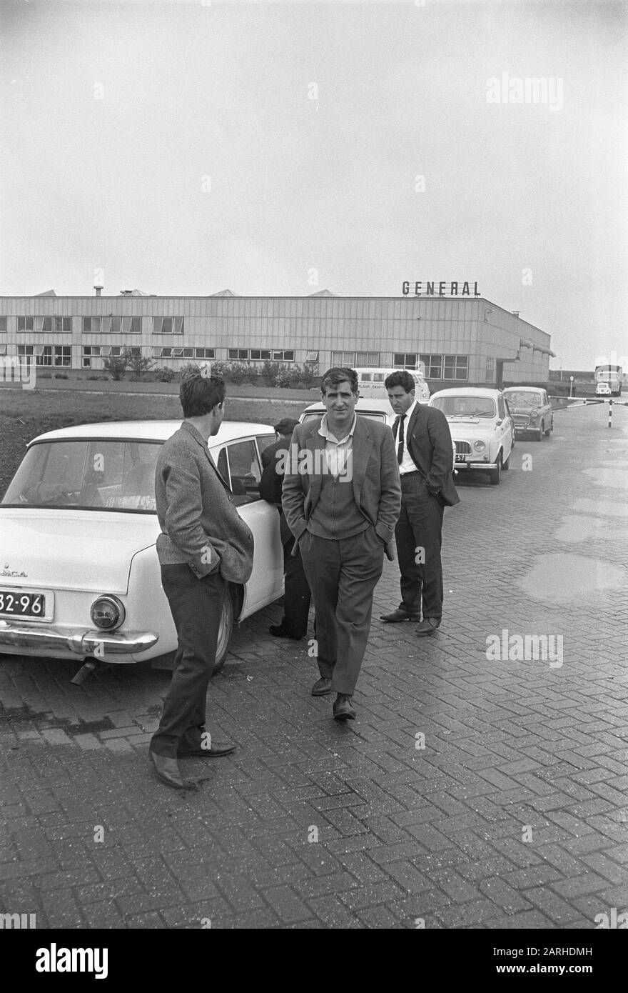 Six hundred men fired at General Tires in Amsterdam workers for closed factory Date: 24 May 1967 Location: Amsterdam, Noord-Holland Keywords: WORKERS, LASSED, factories Personal name: General Tires Stock Photo
