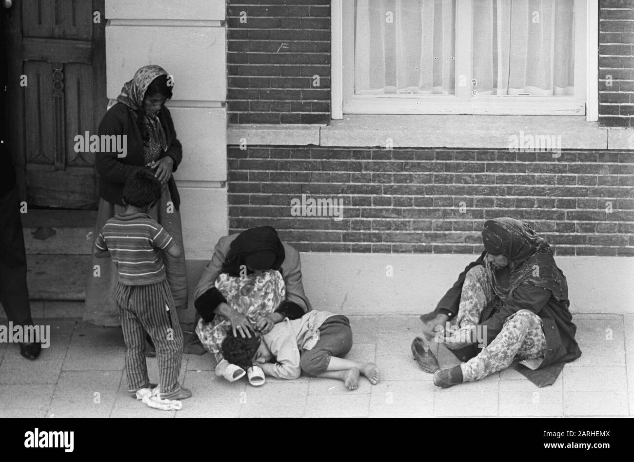 Gypsy women occupy police station Raamsdonksveer, one of the children sleeps, his head is searched Date: June 8, 1964 Location: Raamsdonksveer Keywords: Children, occupations, etc. police stations, women, gypsies Stock Photo