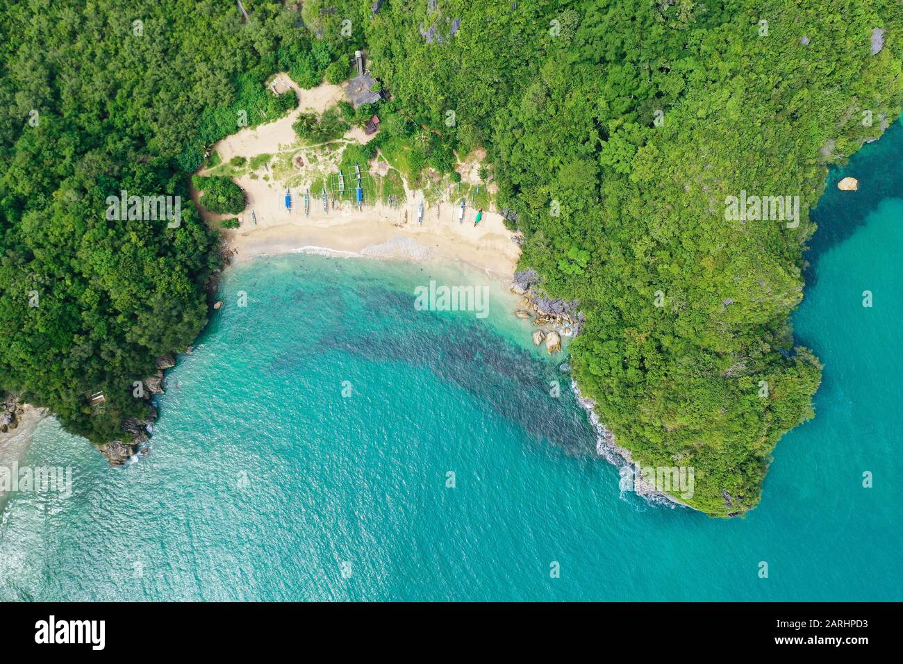 white sand beach. Rocky island with a jungle and a turquoise lagoon, aerial view. Caramoan Islands, Philippines. Summer and travel vacation concept. Stock Photo