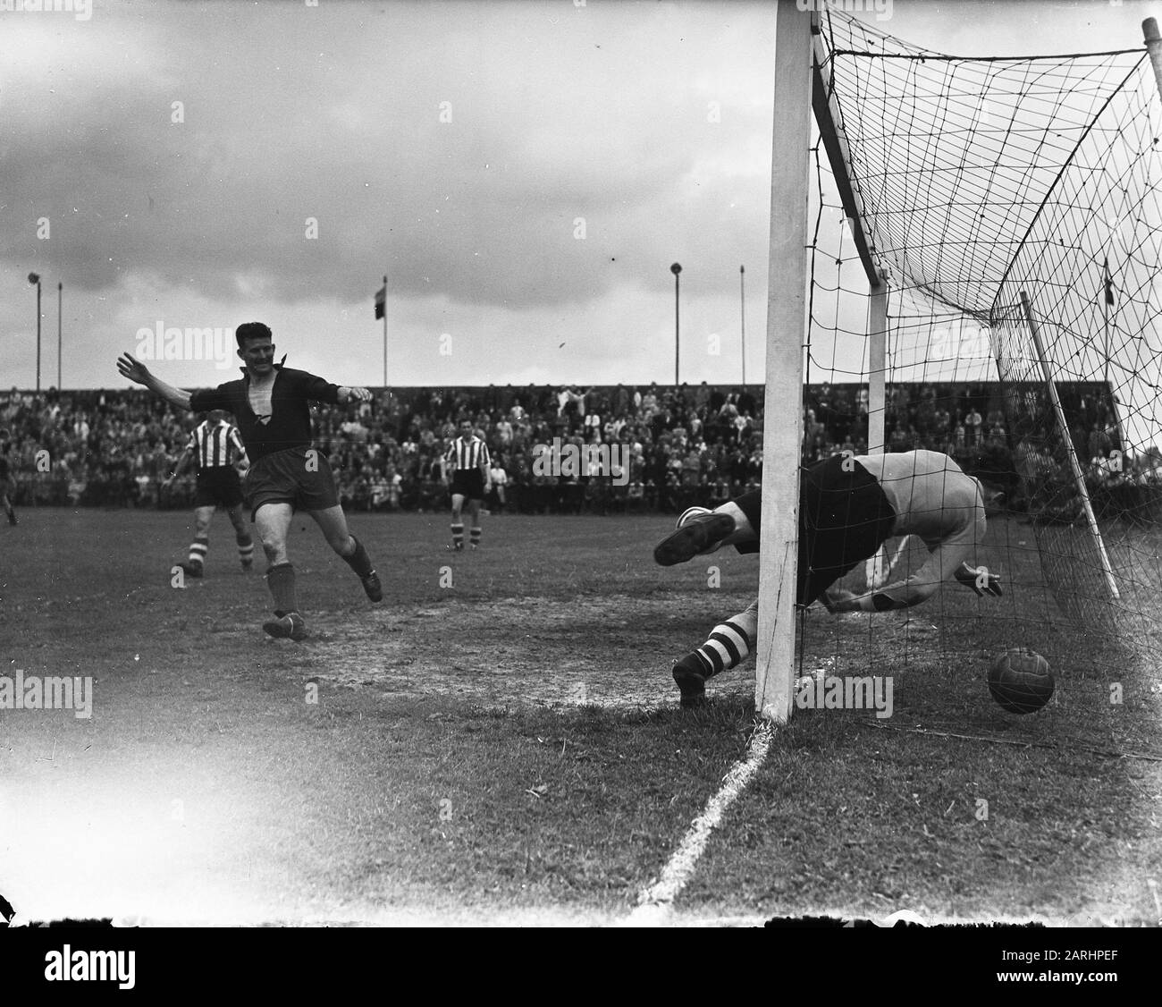 Haarlem Against Psv 3 1 Kick Smit Scores Date 6 June 1948 Location Haarlem Keywords Sport Football Personname Smit Kick Stock Photo Alamy