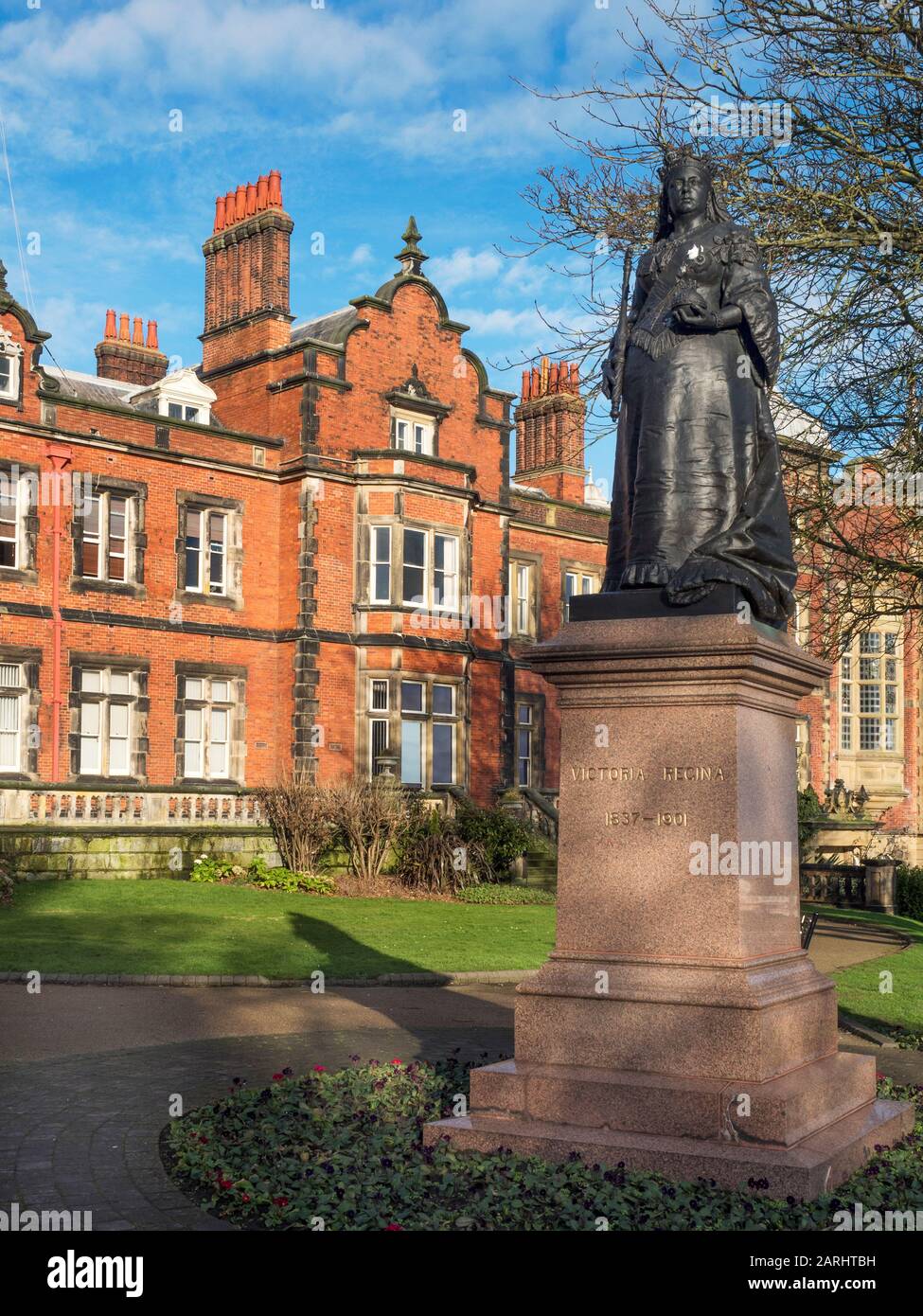 Queen Victoria Statue and Scarborough Town Hall Scarborough North Yorkshire England Stock Photo