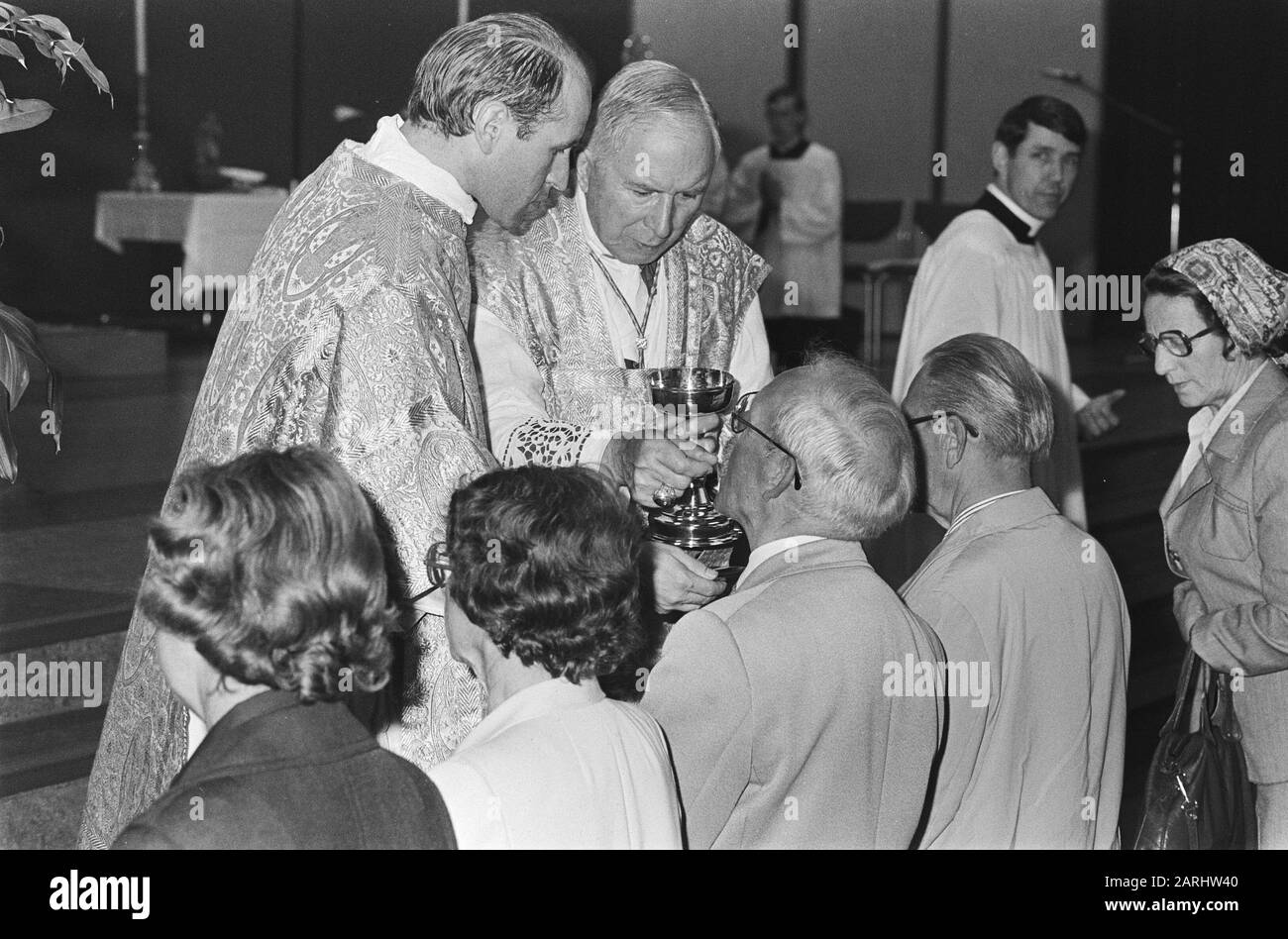 Archbishop lefebvre mass hi-res stock photography and images - Alamy