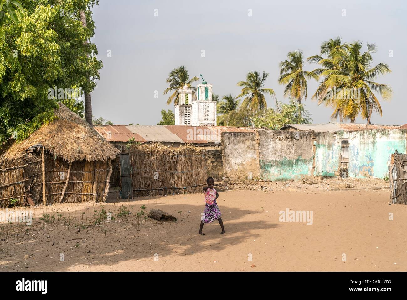 Moschee im Dorf Kajata auf der Insel Jinack Island, Gambia, Westafrika  |  Jinack Island mosque and Kajata village , Gambia, West Africa, Stock Photo