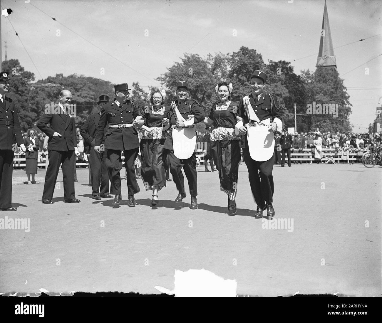 Event Paris in Arnhem. Parisian police with Volendammertjes Date: 1 June 1950 Location: Arnhem, Paris Keywords: events, costume, police Stock Photo