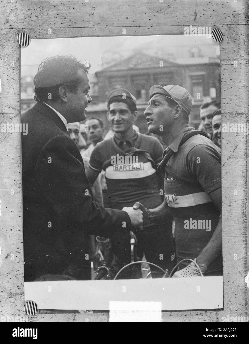 Tour de France 1950  Cyclist Bartali in conversation with film director and actor Orson Welles Annotation: Repronegative Date: 13 July 1950 Keywords: cycling, cycling Personal name: Bartali, Gino, Welles, Orson Stock Photo