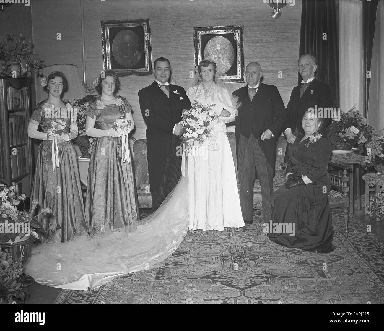 Marriage of Mr. Hans Smulders with Mary Sevenstern. The bride and groom with bridesmaids and parents Annotation: J.P.M.A. Smulders (1912-) was a member of the management Anefo. Mary Sevenstern was a daughter of the owner of the distillery Sevenstern in Dieren Date: 4 January 1951 Location: Animals Keywords: bridal couples, marriages Personal name: Sevenstern, M., Smulders, J.P.M.A. Stock Photo