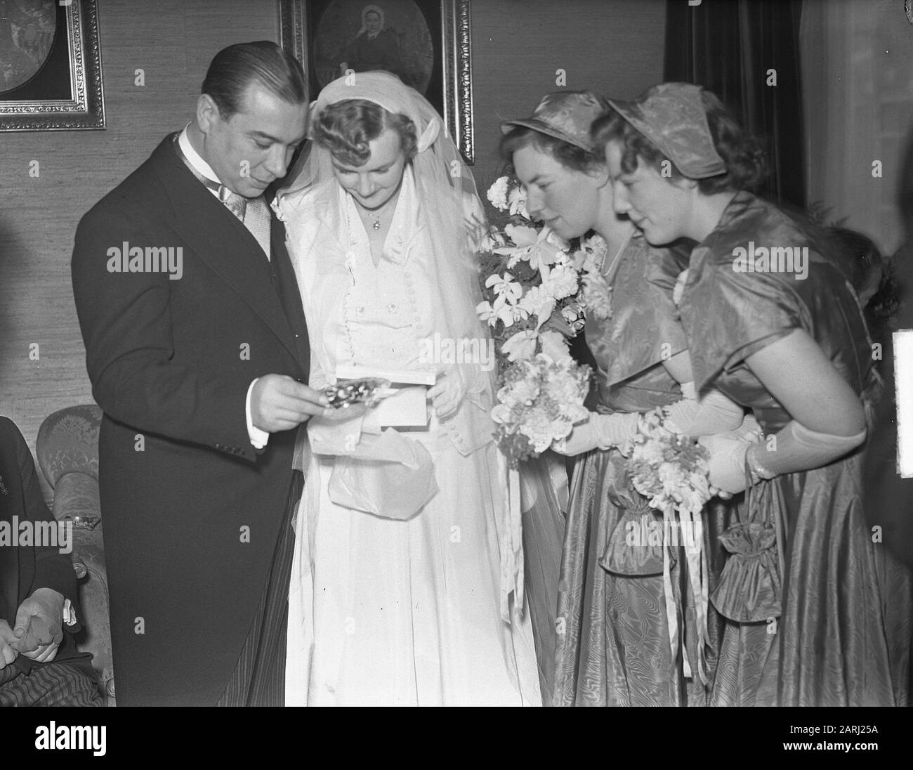 Marriage of Mr. Hans Smulders with Mary Sevenstern. Bridal couple with bridesmaids Annotation: J.P.M.A. Smulders (1912-) was a member of the management Anefo. Mary Sevenstern was a daughter of the owner of the distillery Sevenstern in Dieren Date: 4 January 1951 Location: Animals Keywords: bridal couples, marriages Personal name: Sevenstern, M., Smulders, J.P.M.A. Stock Photo