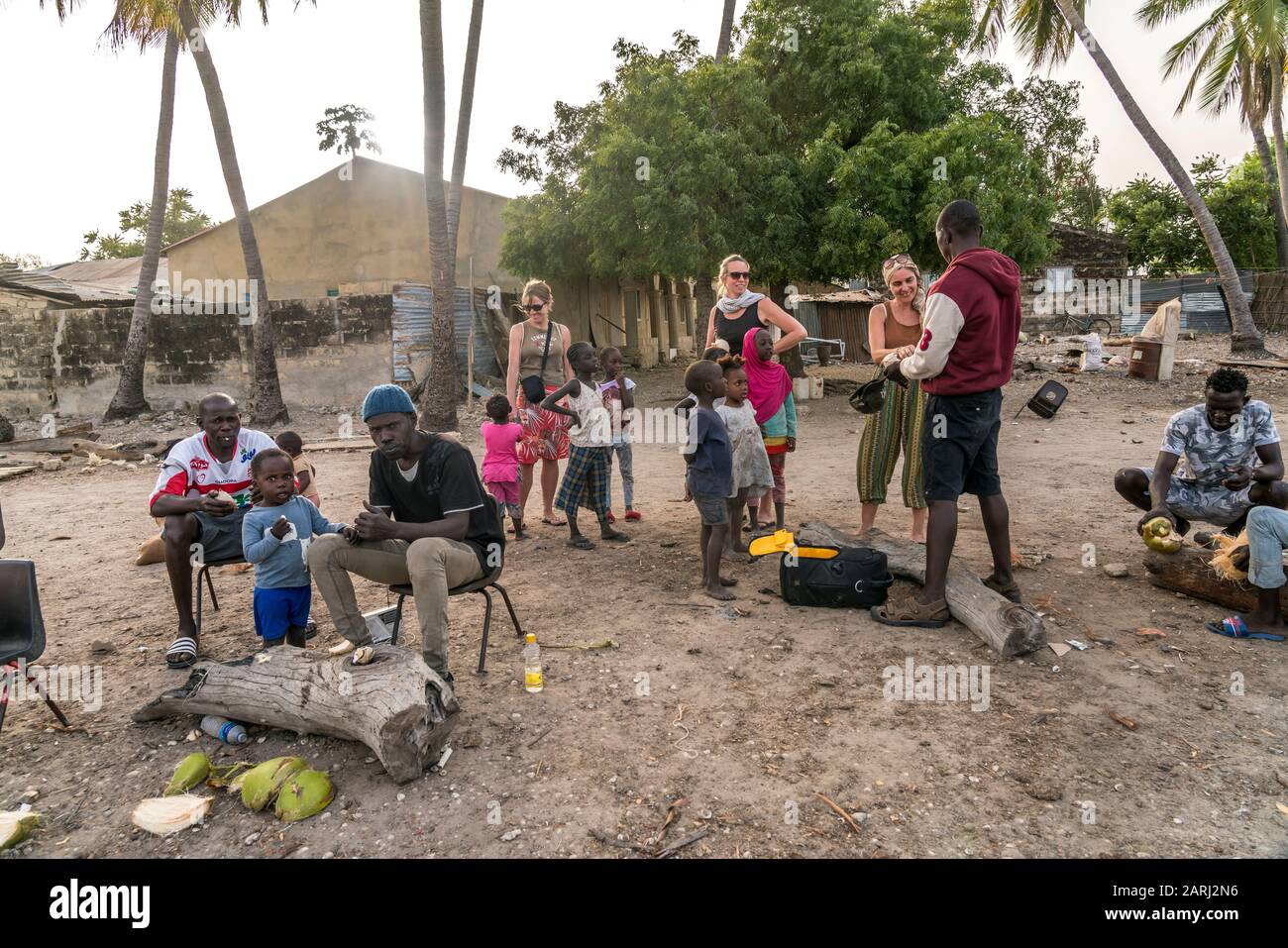 Afrikanische Kinder und europäische Touristen im Dorf Kajata auf der Insel Jinack Island, Gambia, Westafrika  |  african children and european tourist Stock Photo