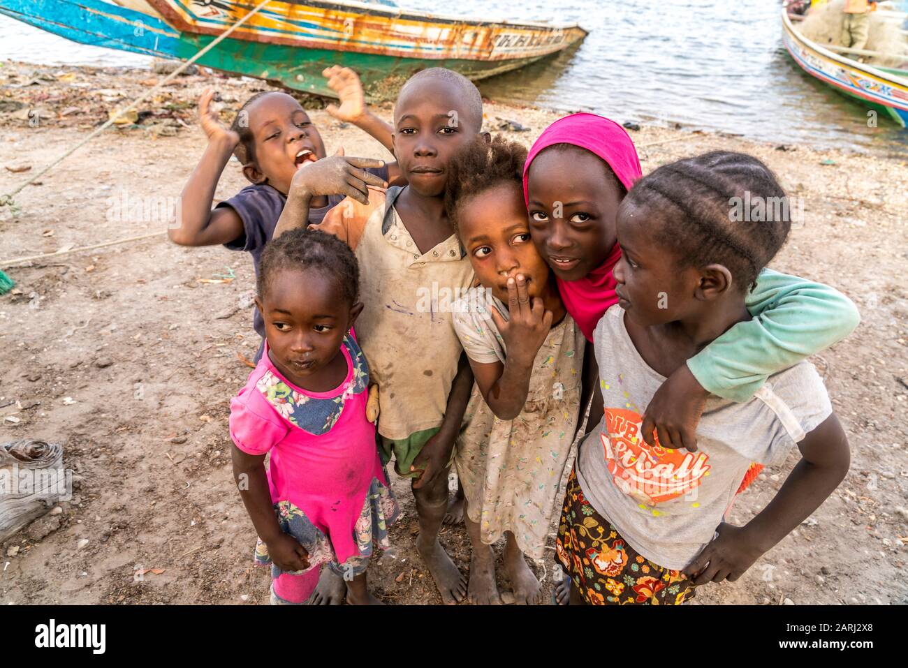 Kinder am  Flussufer im Dorf Kajata auf der Insel Jinack Island, Gambia, Westafrika  |  children at the river shore of Kajata village, Jinack Island, Stock Photo