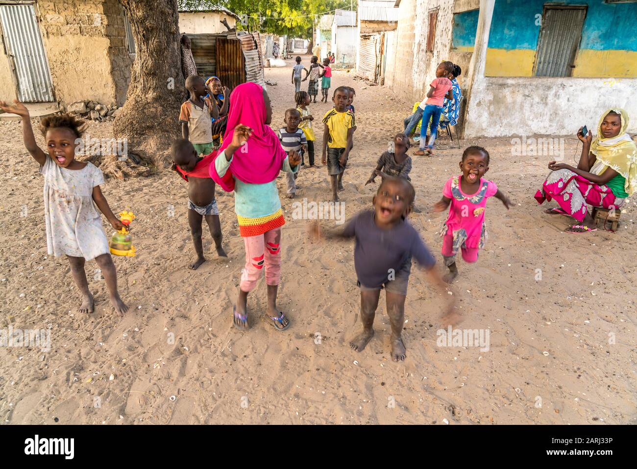 Kinder  im Dorf Kajata auf der Insel Jinack Island, Gambia, Westafrika  |  children at Kajata village, Jinack Island, Gambia, West Africa, Stock Photo