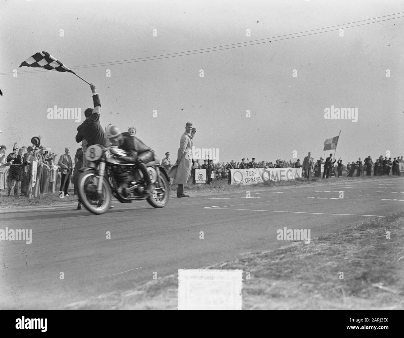 TT Assen 1951  TT-races in Assen. 500cc class. Geoff Duke by the finish Date: 7 July 1951 Location: Axis Keywords: motorsport Person name: Duke, Geoff Institution Name: TT Stock Photo