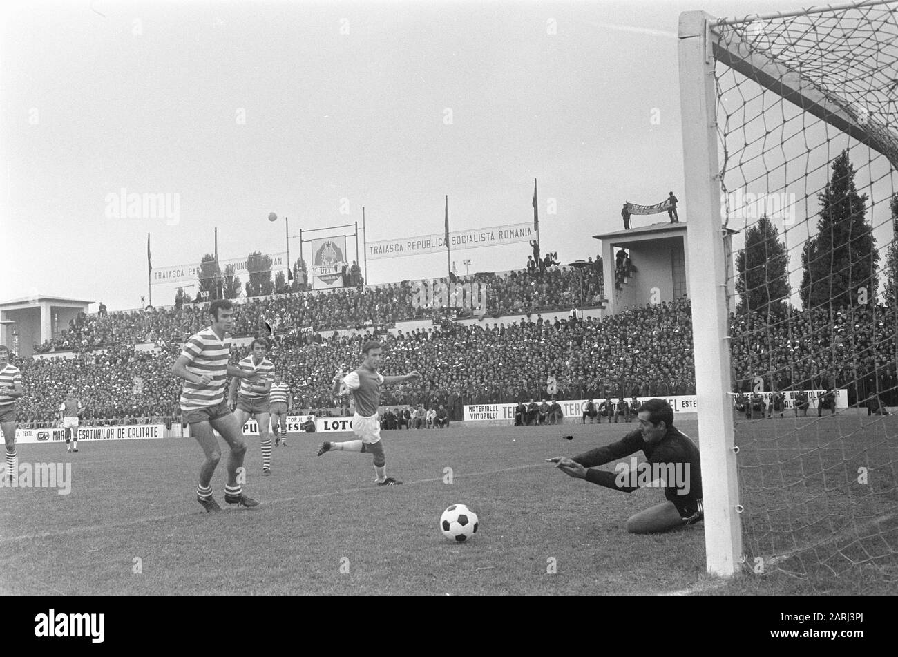 UT Arad against Feijenoord 0-0 in Europe Cup in Romania No. 2a: goalkeeper Gornea has pushed ball away; nr. 3a: Gorne plays ball away from Kindval Date: 30 September 1970 Location: Romania Keywords: goalkeeper, sport, football Personal name: Gornea Institution name: Europa Cup, Feyenoord, UT Arad Stock Photo