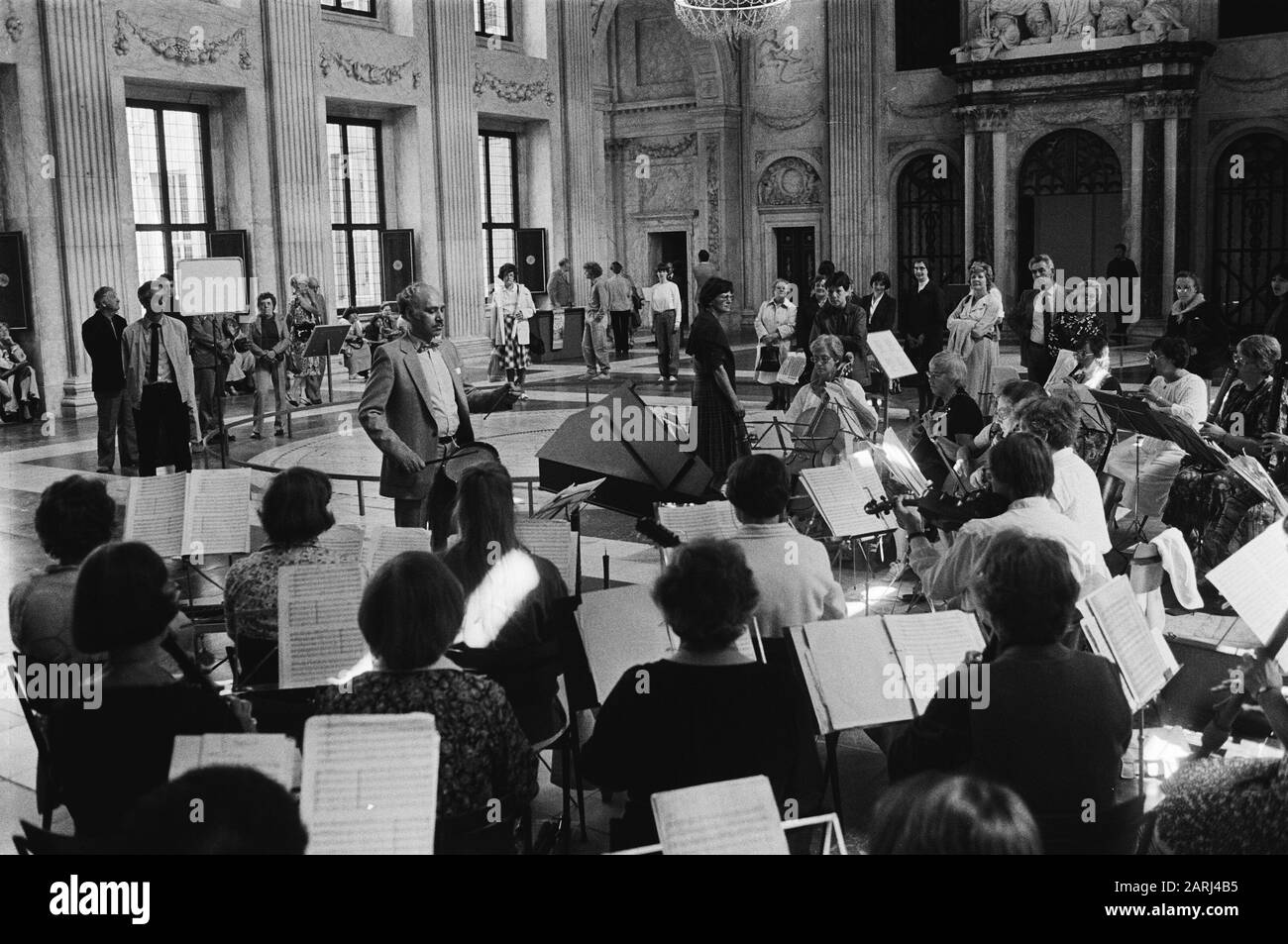 House music 1980 hi-res stock photography and images - Alamy